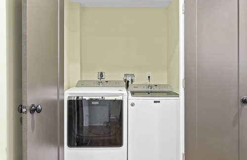 Kansas City Casa | 6-Bdrm SouthPlaza Walk to UMKC, Loose Park, Whole Foods