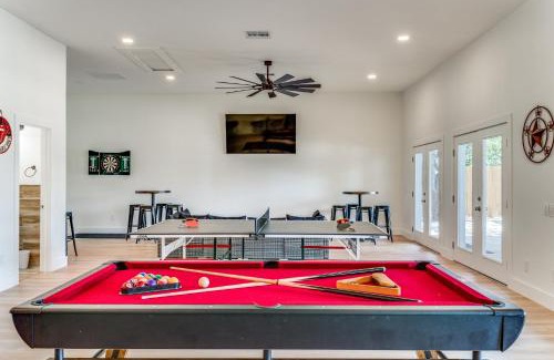 Johnson City Casa | 6 BDRM Wine Country Compound on 2 Acres! Pool/HotTub & Club House
