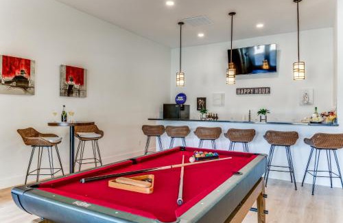 Johnson City Casa | 6 BDRM Wine Country Compound on 2 Acres! Pool/HotTub & Club House