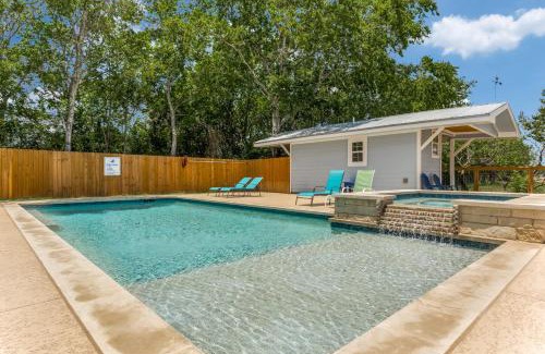 Johnson City Casa | 6 BDRM Wine Country Compound on 2 Acres! Pool/HotTub & Club House