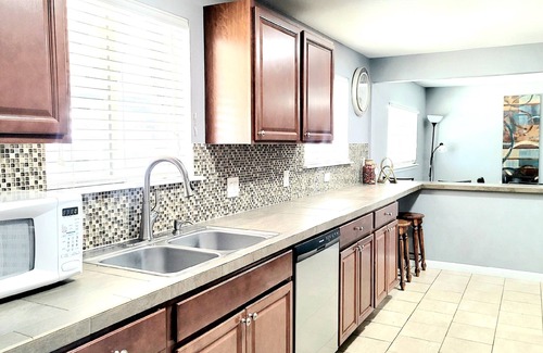 Dupont Casa | 6 bdrms-2 Kitchens-Patio & SUNROOM - Easy Access to Red Rocks and Downtown!