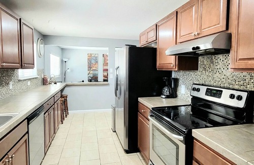 Dupont Casa | 6 bdrms-2 Kitchens-Patio & SUNROOM - Easy Access to Red Rocks and Downtown!