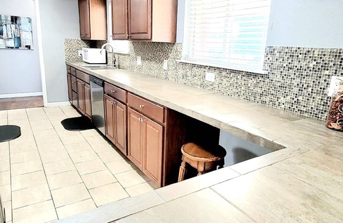 Dupont Casa | 6 bdrms-2 Kitchens-Patio & SUNROOM - Easy Access to Red Rocks and Downtown!