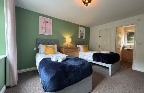 Nantwich Casa | 6 Bed, Sleeps 14, En-suites & Parking