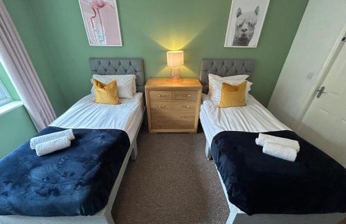 Nantwich Casa | 6 Bed, Sleeps 14, En-suites & Parking