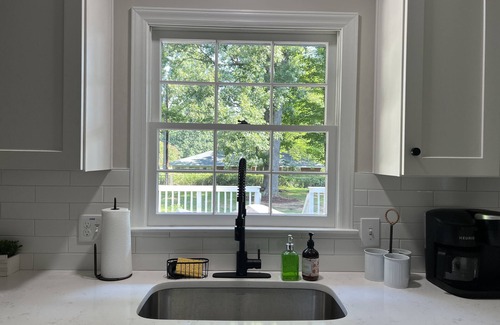 Winston - Salem Casa | 6 Bedroom, 3 Bath Remodeled House in Quiet Neighborhood. 10 min to WF University