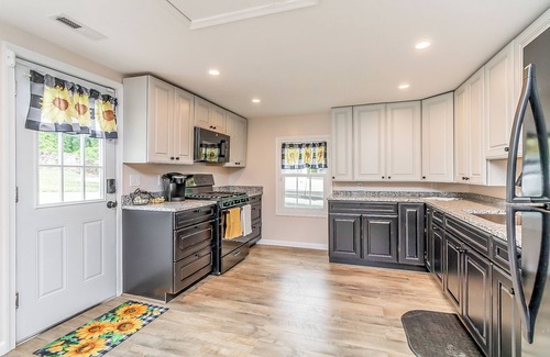 Perryville Otro | 6 Bedroom 4 Bathroom 1870 Farmhouse. Right next to Great Wolf & Hollywood Casino
