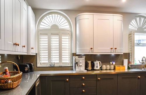 Swanage Cabaña | We adore this stylish celebration home set a few steps from the golden sands of the Swanage beach.