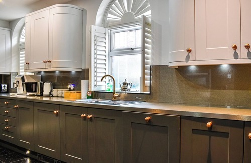 Swanage Cabaña | We adore this stylish celebration home set a few steps from the golden sands of the Swanage beach.