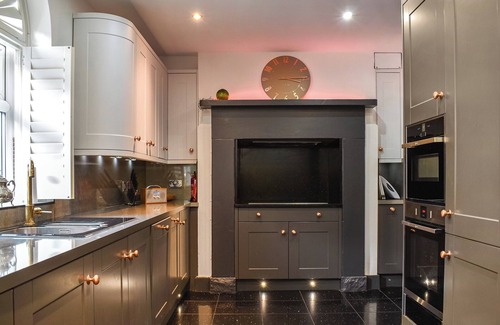 Swanage Cabaña | We adore this stylish celebration home set a few steps from the golden sands of the Swanage beach.