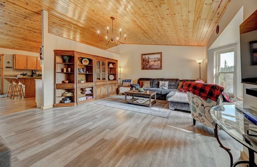 Spring Valley Casa | 6 Bedroom Cabin w/Galactic Lake View, Hot Tub, WiFi, Family Adventures and MORE!