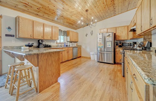 Spring Valley Casa | 6 Bedroom Cabin w/Galactic Lake View, Hot Tub, WiFi, Family Adventures and MORE!