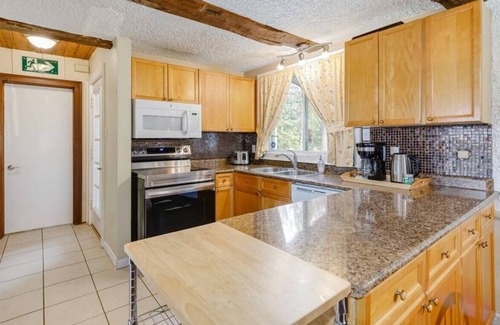 The Blue Mountains Chalet De Esquí | 6 Bedroom Chalet w Hot Tub in a Park Like Setting