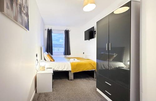 Peterborough Casa | 6-Bedroom Contractor House with 9 Beds - Managed by Your Lettings Short Lets & Serviced Accommodation Peterborough including Free Parking and WiFi and Netflix