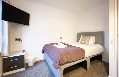 Peterborough Casa | 6-Bedroom Contractor House with 9 Beds - Managed by Your Lettings Short Lets & Serviced Accommodation Peterborough including Free Parking and WiFi and Netflix