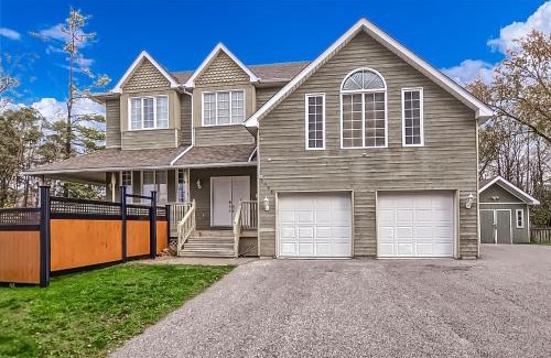 Alcona Casa | 6 Bedroom Executive Cottage near Innisfil Beach Park
