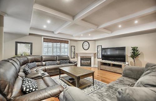 Alcona Casa | 6 Bedroom Executive Cottage near Innisfil Beach Park