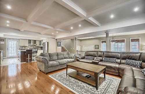 Alcona Casa | 6 Bedroom Executive Cottage near Innisfil Beach Park