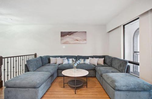 Killarney Casa | 6 Bedroom Family Home with Indoor Arcade, BBQ, Huge Backyard & Pickleball