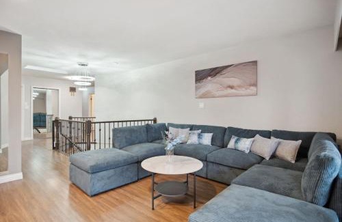 Killarney Casa | 6 Bedroom Family Home with Indoor Arcade, BBQ, Huge Backyard & Pickleball