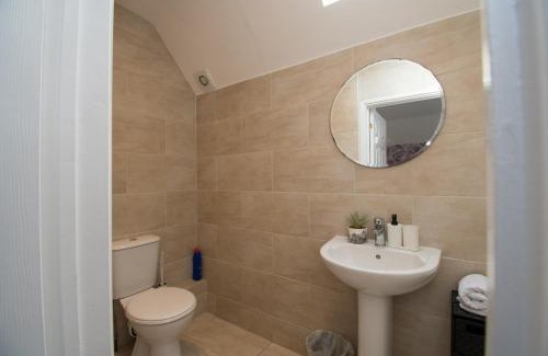 Luton Casa | 6 Bedroom Holiday Home with Hot Tub & Garden