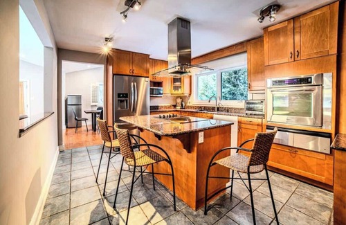 Carling Casa | 6 Bedroom Lakefront Main House in Sand Bay