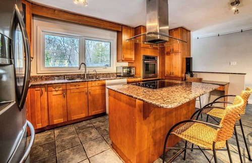 Carling Casa | 6 Bedroom Lakefront Main House in Sand Bay