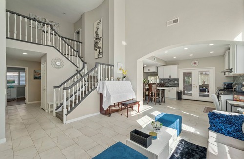 Ontario Casa | 6 bedroom Large house. Near Airport,Outlets Mall, No big Party, Pets Friendly