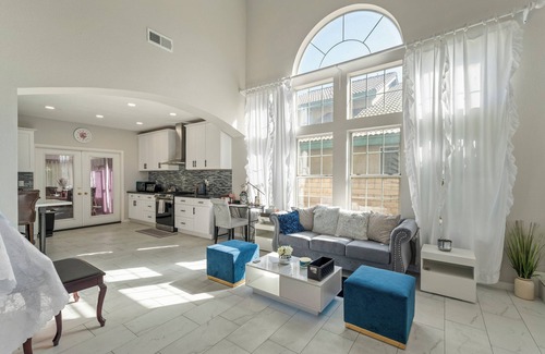Ontario Casa | 6 bedroom Large house. Near Airport,Outlets Mall, No big Party, Pets Friendly