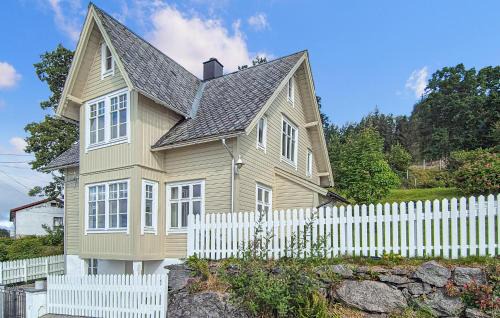 Askvoll Casa | 6 Bedroom Lovely Home In Holmedal