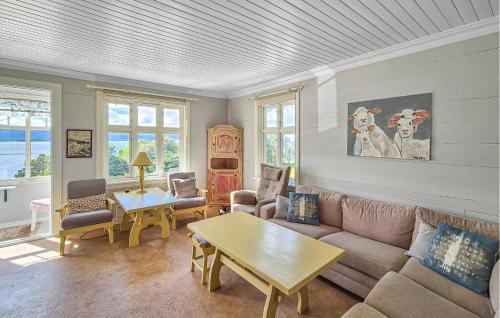 Askvoll Casa | 6 Bedroom Lovely Home In Holmedal