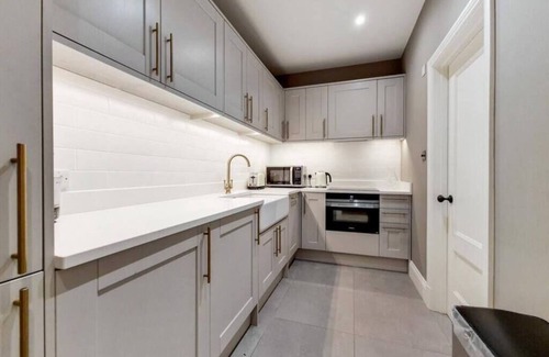 Thamesfield Casa | 6 Bedroom luxury home in West Putney