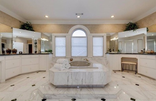 Colleyville Casa | ¡MANSIÓN de 6 habitaciones con piscina cubierta y spa!