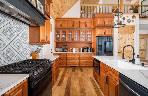Moravian Falls Chalet De Esquí | 6-bedroom mountain top chalet with spectacular long range mountain views