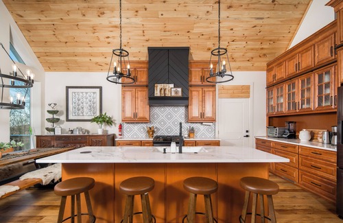 Moravian Falls Chalet De Esquí | 6-bedroom mountain top chalet with spectacular long range mountain views