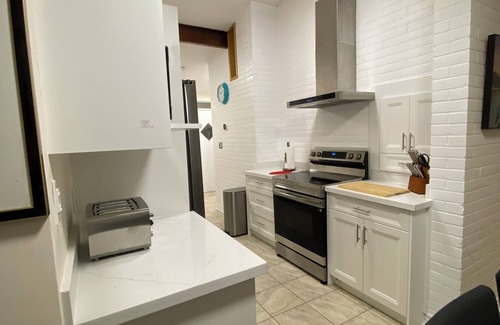 Mineola Casa | 6 Bedroom Ranch Bungalow in Port Credit.