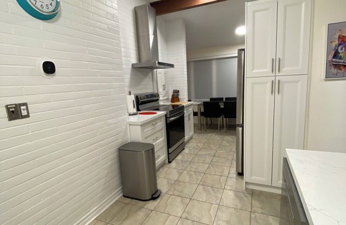 Mineola Casa | 6 Bedroom Ranch Bungalow in Port Credit.