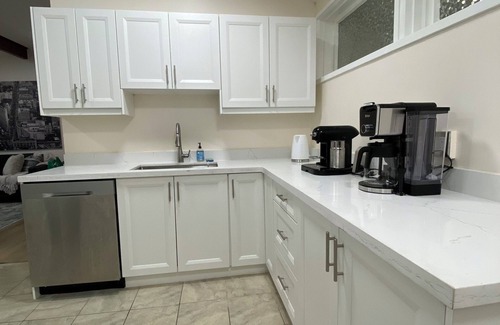 Mineola Casa | 6 Bedroom Ranch Bungalow in Port Credit.