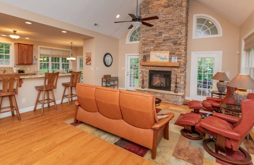 Wise Casa | 6 Bedroom4 Baths Gorgeous gathering patio!