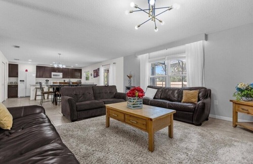 Crystal Cove Casa | 6 Bedrooms/ 4.5 Bathrooms/ Crystal Cove (957 EG)