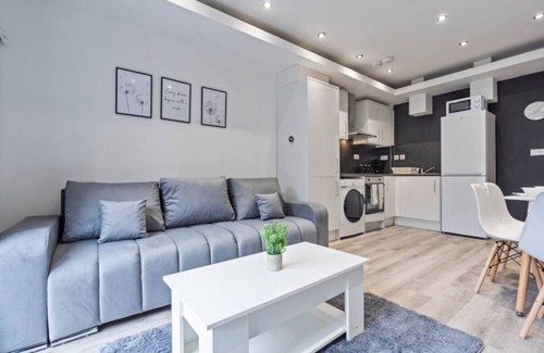 Banbury Casa | 6 Bedrooms 4 Bathrooms House in Great Location