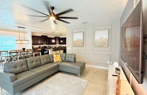 Lindfields Casa | 6 Bedrooms / 5 Bathrooms / Paradise Palms (2981BP)