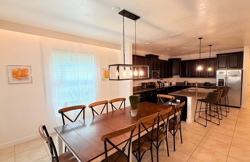 Lindfields Casa | 6 Bedrooms / 5 Bathrooms / Paradise Palms (2981BP)