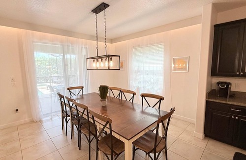 Lindfields Casa | 6 Bedrooms / 5 Bathrooms / Paradise Palms (2981BP)