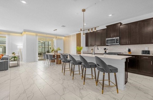 Campbell Casa | 6 Bedrooms / 5 Bathrooms / Storey Lake (4370 RS)