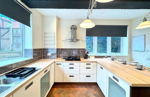 Sutton-in-Ashfield Casa | 6 Bedrooms | Pool Table | Free Parking | 12 beds