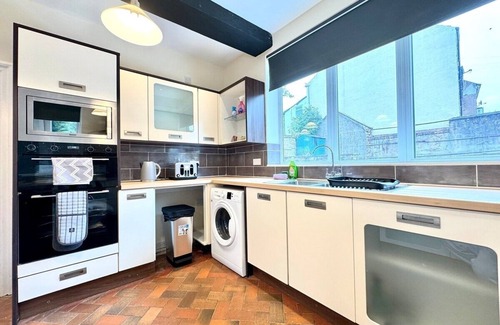 Sutton-in-Ashfield Casa | 6 Bedrooms | Pool Table | Free Parking | 12 beds