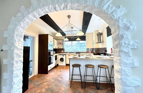 Sutton-in-Ashfield Casa | 6 Bedrooms | Pool Table | Free Parking | 12 beds