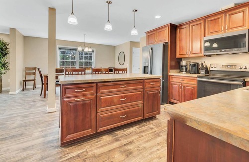 Rowland Casa | 6 Bedrooms + Hot Tub + Game Room + Movie Theater