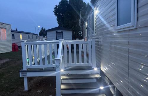 Clacton-on-Sea Complejo | 6 Beds 2 Sofa bed Family friendly - unlimited Wi-Fi, Warm, Cozy Sun decking Caravan at Seawick Holiday Park
